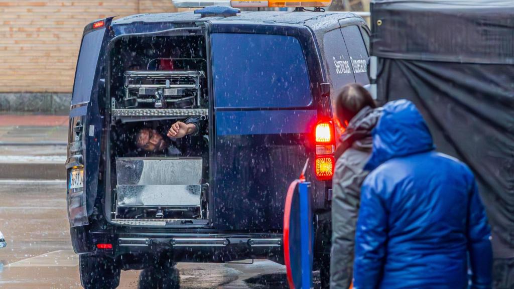 Durante una de las escenas el actor se esconde en una furgoneta.