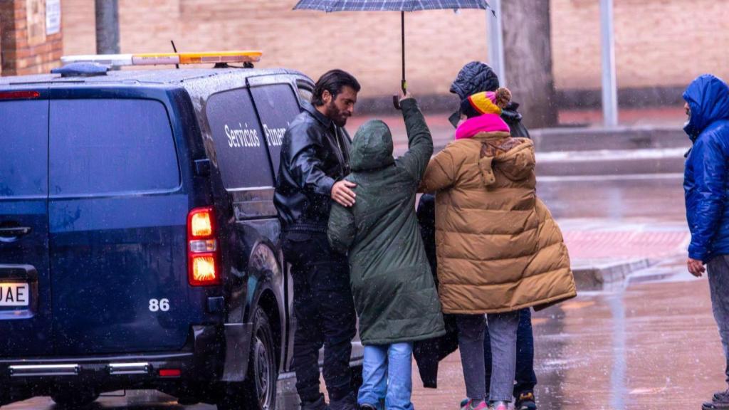 El actor turco junto al equipo de producción de la serie.