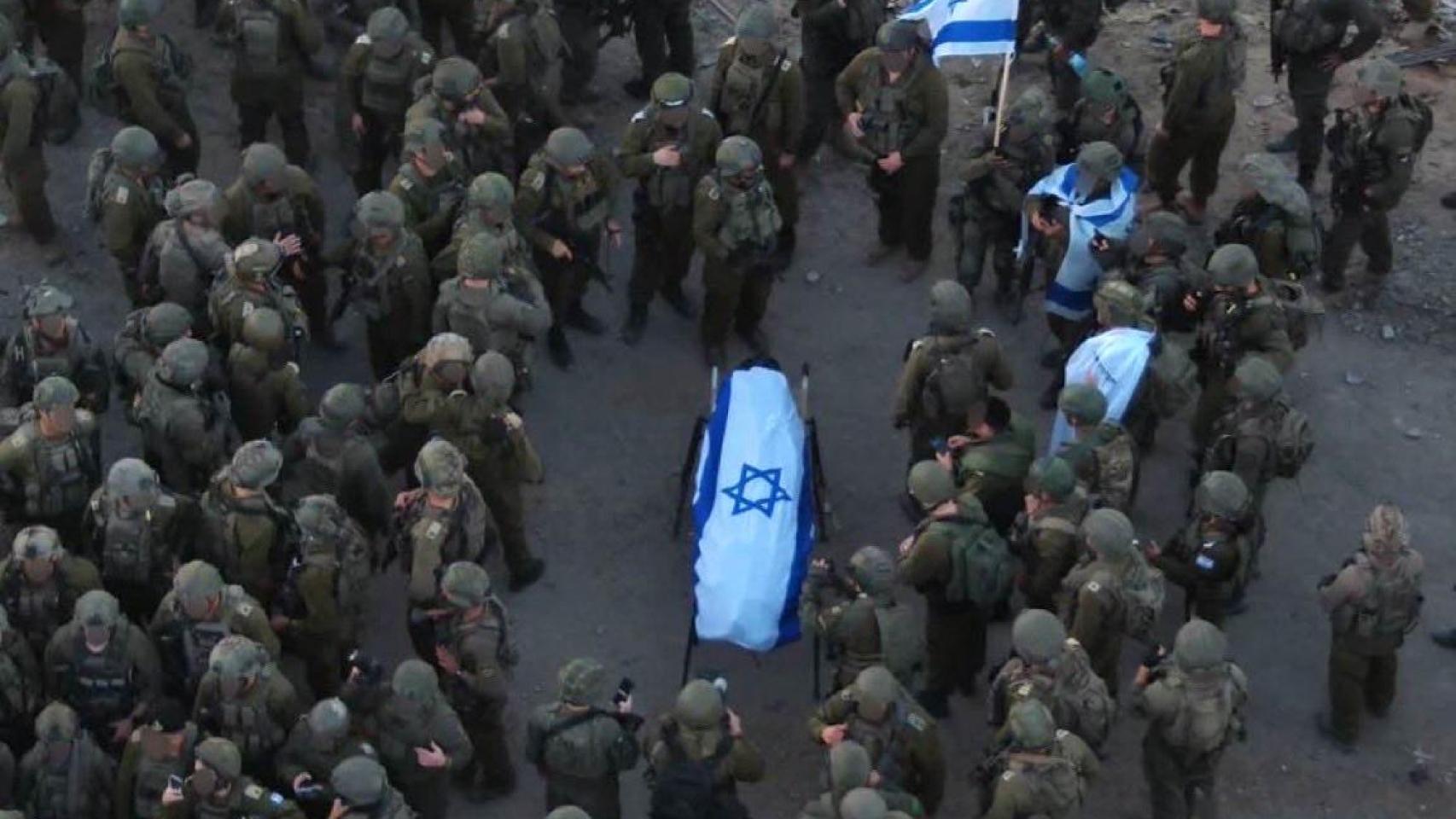 Soldados israelíes alrededor del feretro con el cadáver del último rehén de Hamás.