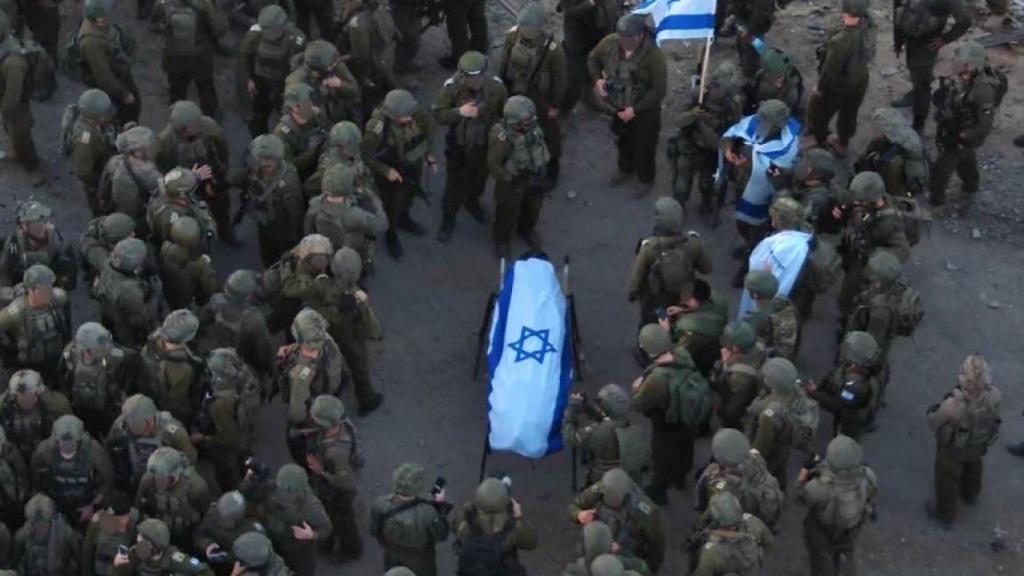 Soldados israelíes alrededor del feretro con el cadáver del último rehén de Hamás.