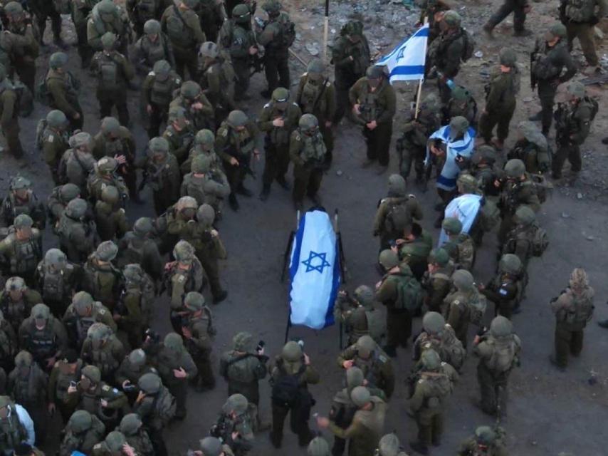 Soldados israelíes alrededor del féretro con el cadáver del último rehén de Hamás.