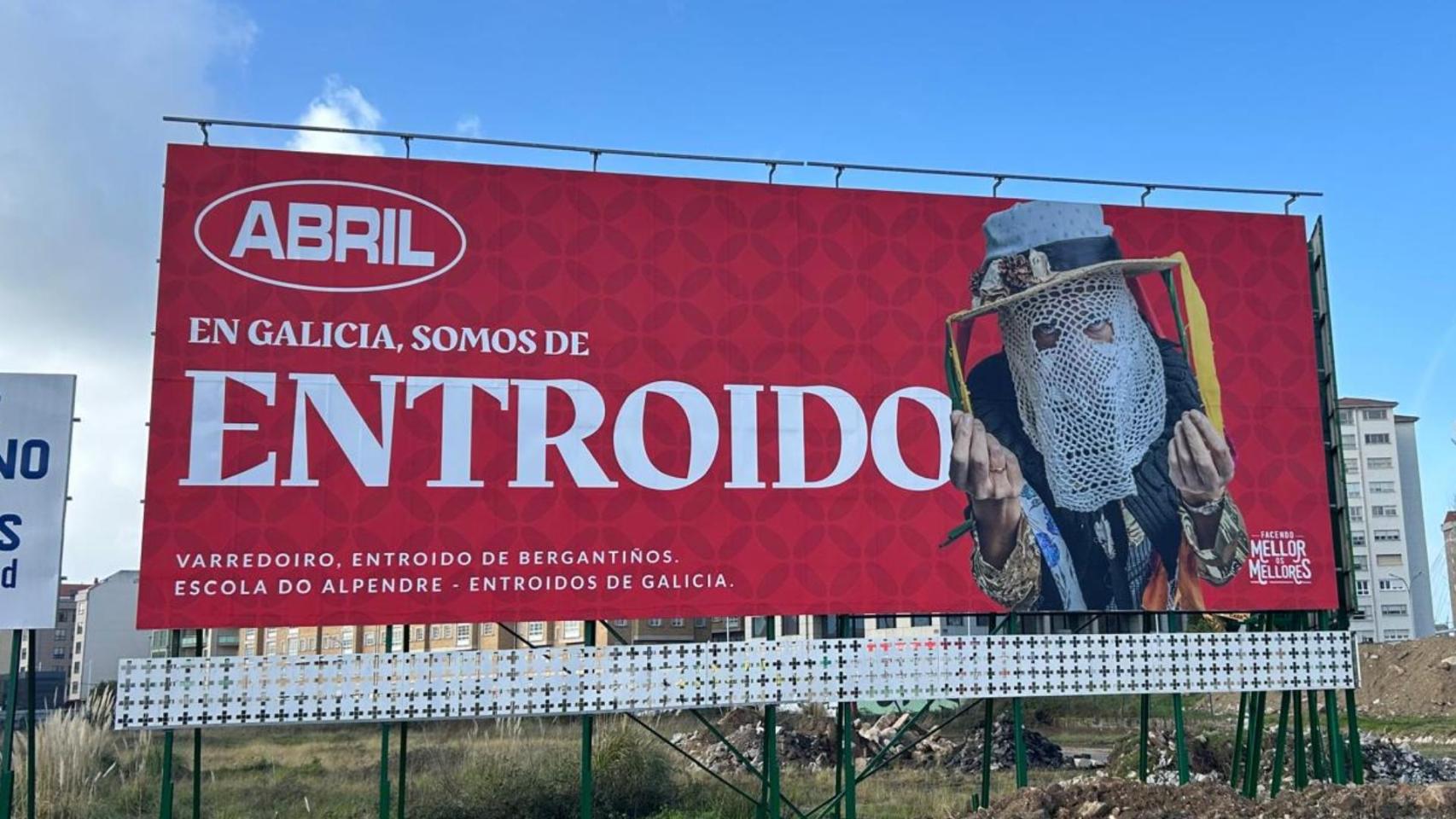 Una valla de Aceites Abril con su campaña de Entroido a la entrada de A Coruña.