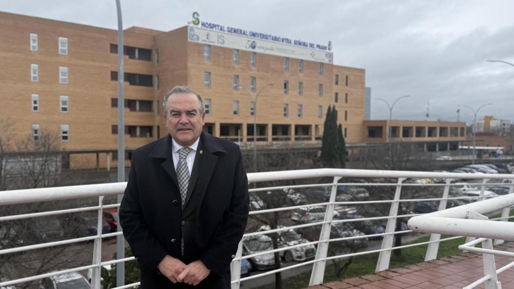 José Julián Gregorio junto al Hospital Nuestra Señora del Prado de Talavera de la Reina.