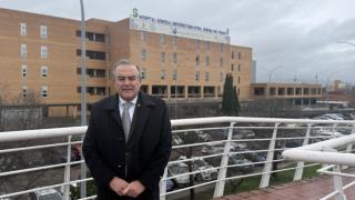 José Julián Gregorio junto al Hospital Nuestra Señora del Prado de Talavera de la Reina.