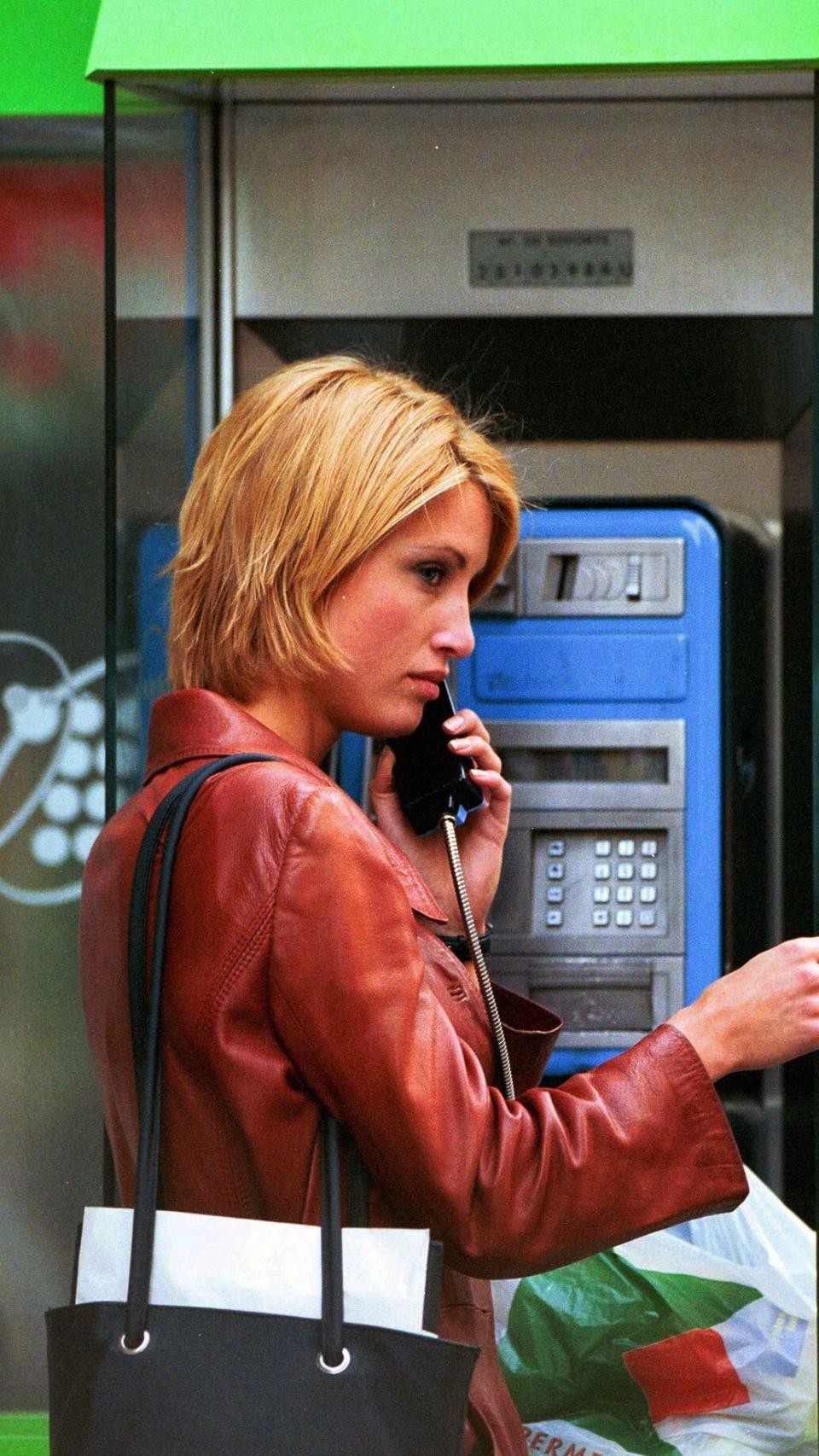 Eva Sannum, en una cabina de teléfonos en Madrid, en 1996.