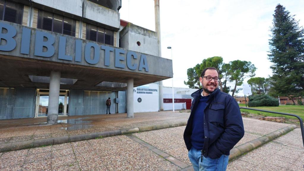 Daniel Morcillo a las puertas de la biblioteca del Polígono.