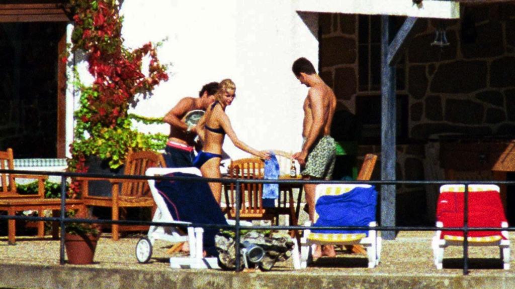 Eva Sannum y el entonces príncipe Felipe, en la casa de la familia Fuster en el pantano de San Juan, en Madrid.