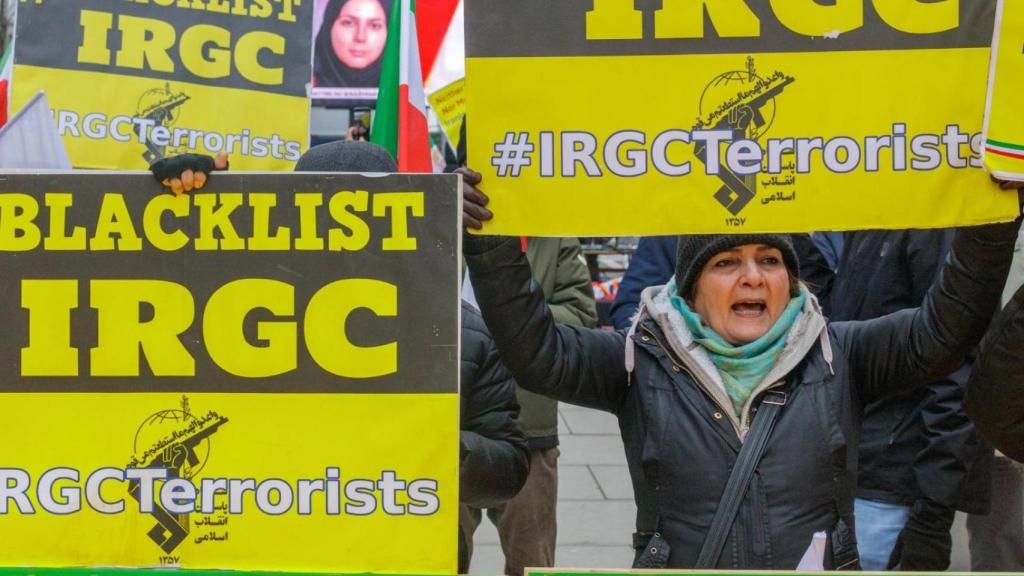 Simpatizantes del Consejo Nacional de Resistencia de Irán se reúnen en Bruselas para instar a la UE a incluir a la Guardia Revolucionaria Islámica en la lista de organizaciones terroristas.