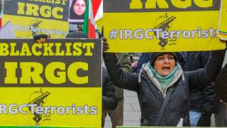 Simpatizantes del Consejo Nacional de Resistencia de Irán se reúnen en Bruselas para instar a la UE a incluir al Cuerpo de la Guardia Revolucionaria Islámica (CGI) en la lista de organizaciones terroristas.