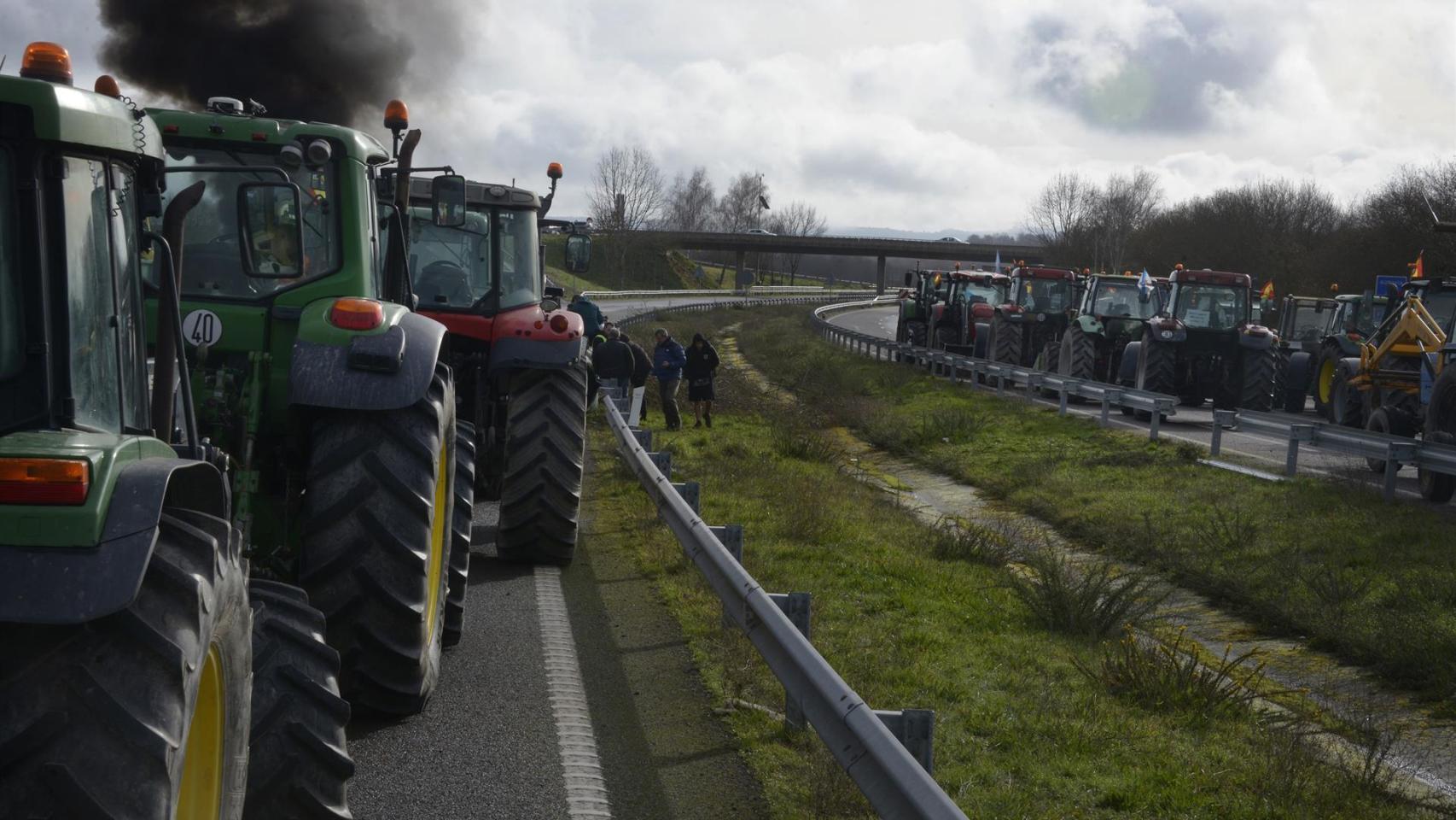 Una 'tractorada' vuelve a cortar la A-52 en Ourense para exigir una reunión con el Ministerio de Agricultura