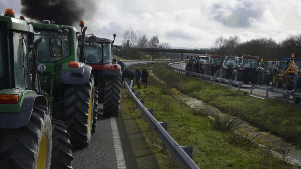 Una 'tractorada' vuelve a cortar la A-52 en Ourense para exigir una reunión con el Ministerio de Agricultura