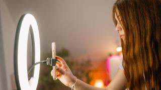 Imagen de archivo de una adolescente grabándose con un aro de luz.