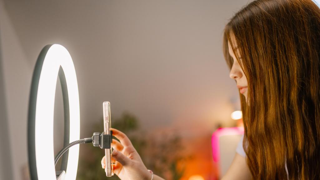 Imagen de archivo de una adolescente grabándose con un aro de luz.