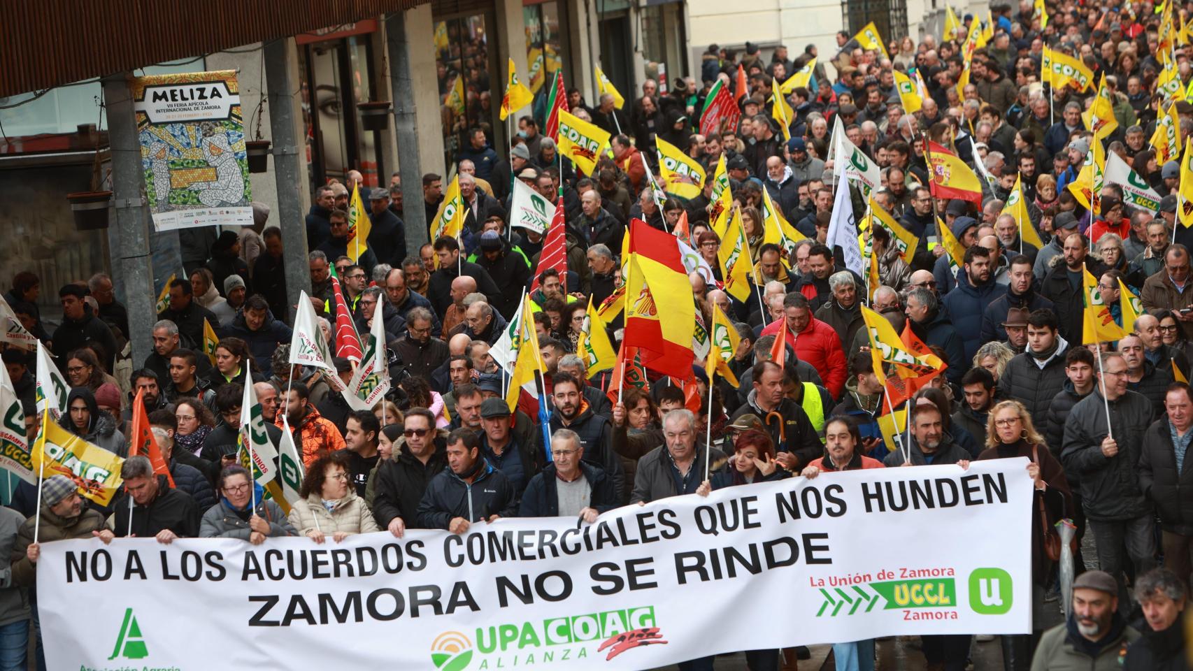 Un millar de personas y 350 tractores participan en la protesta del sector agropecuario en Zamora