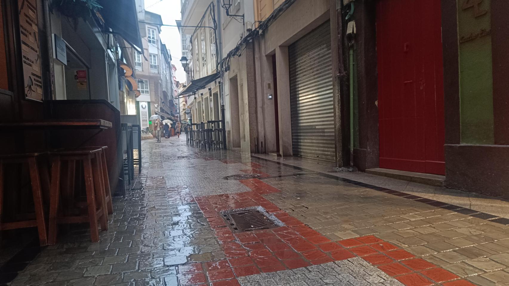 El temporal azota A Coruña: tarde ajetreada para los bomberos y lluvia en un bus urbano