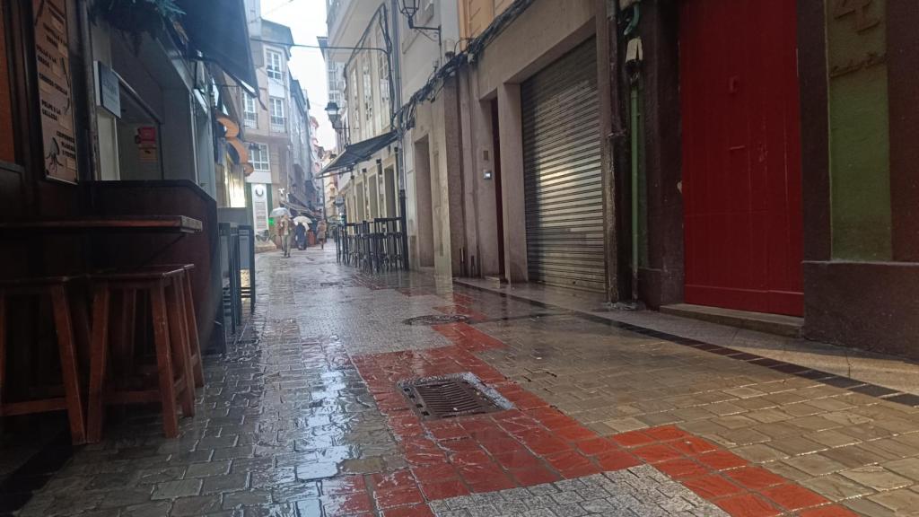 El temporal azota A Coruña: tarde ajetreada para los bomberos y lluvia en un bus urbano