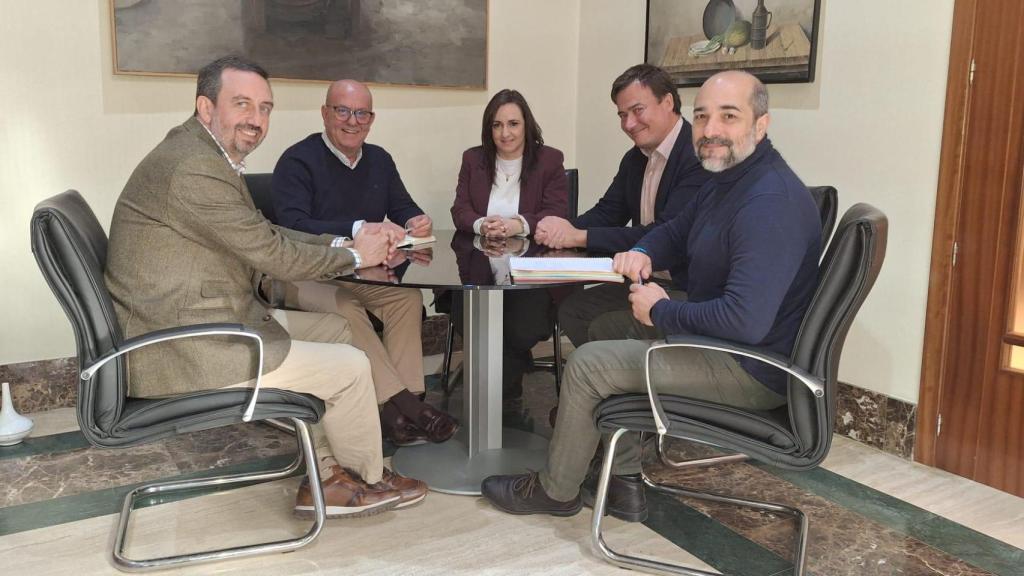 Reunión entre representantes de Naturgy y del Ayuntamiento de Mora.