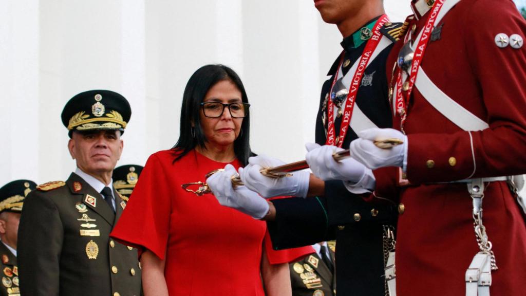 La presidenta interina de Venezuela, Delcy Rodríguez, en un acto este jueves en Caracas para recibir las insignias del comandante en jefe de las Fuerzas Armadas junto al ministro de Defensa de Venezuela, Vladimir Padrino López.