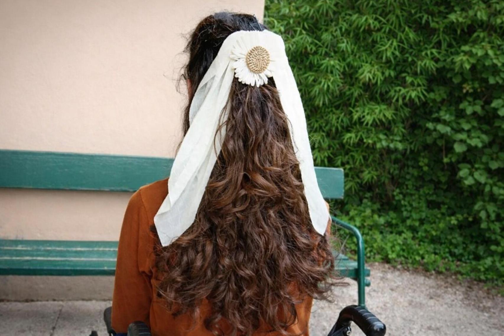 Imagen de las redes sociales de Noelia cuyo entorno se ha ampliado con inteligencia artificial para convertirla en horizontal.