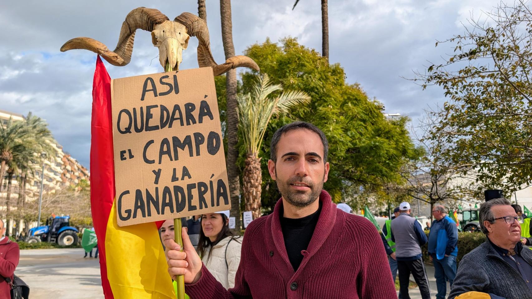 Toni, agricultor presente en la tractorada de este jueves en Alicante.