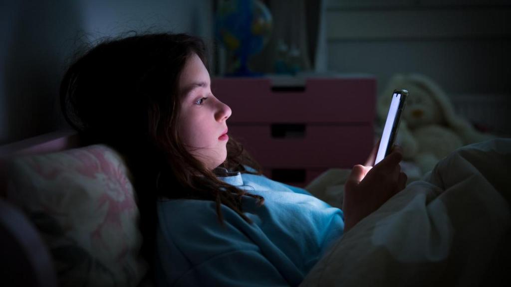 Los riesgos asociados a la exposición a las redes sociales aumentan por la noche, según el informe de UNICEF.
