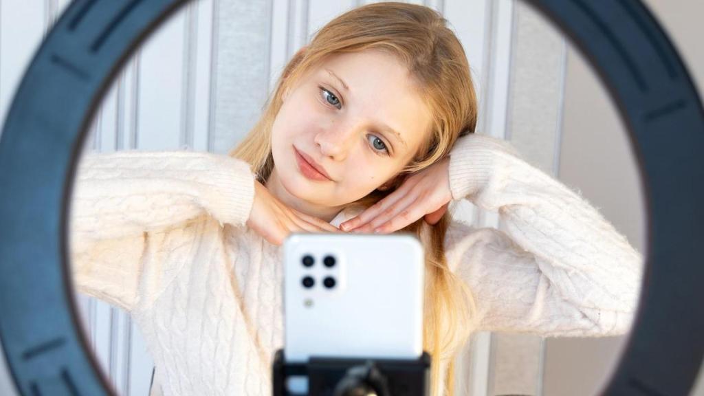 La exposición temprana a redes sociales se asocia con un auge de la cosmeticorexia, la adicción a las rutinas de 'skincare', en auge entre niñas y adolescentes.