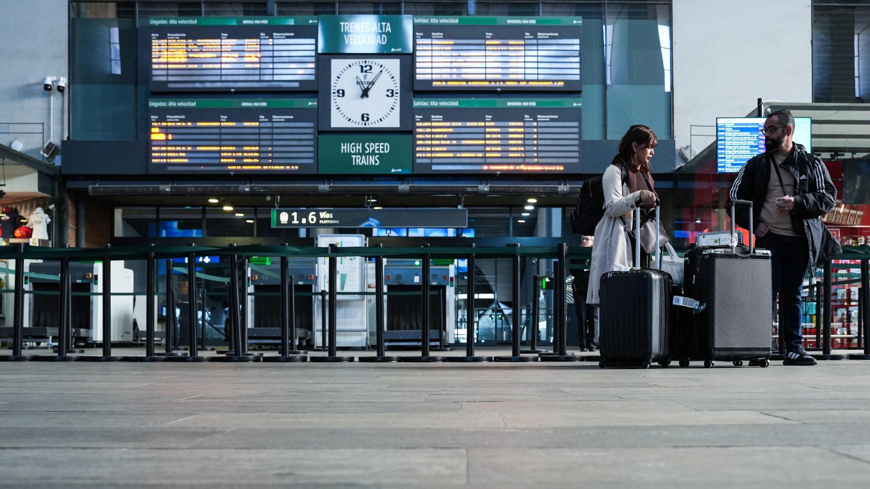 Imagen de viajeros en Santa Justa.