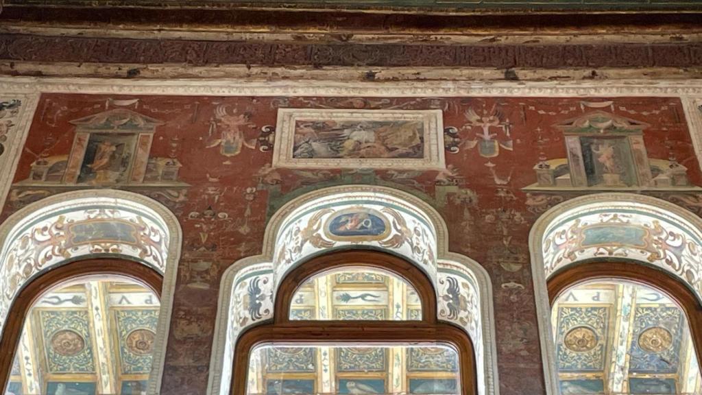 Parte de las pinturas de este salón.