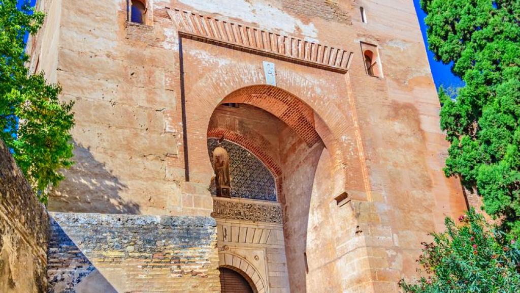 Puerta de la Justica con la mano de Fátima encima y la llave debajo.