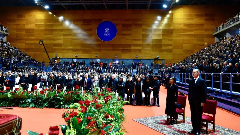 Felipe VI y la reina Letizia, durante la misa funeral en memoria de las 45 personas fallecidas en el accidente ferroviario de Adamuz (Córdoba).