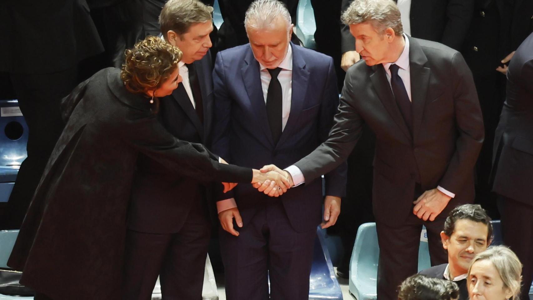 Núñez Feijóo saluda a María Jesús Montero, ante los ministros Planas y Torres, este jueves en el funeral por los muertos de Adamuz.