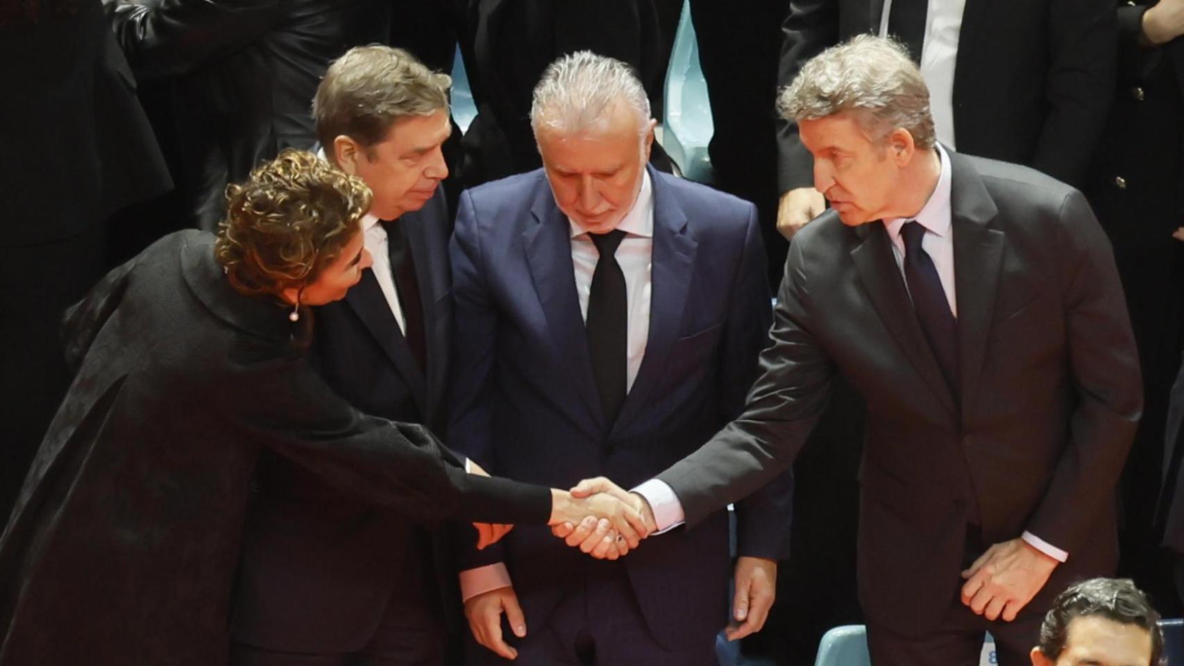 Núñez Feijóo saluda a María Jesús Montero, ante los ministros Planas y Torres, este jueves en el funeral por los muertos de Adamuz.