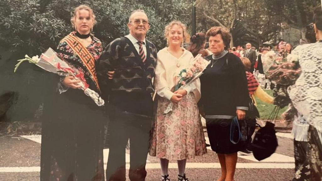 Pilar Alegría (i) de adolescente junto a su familia.