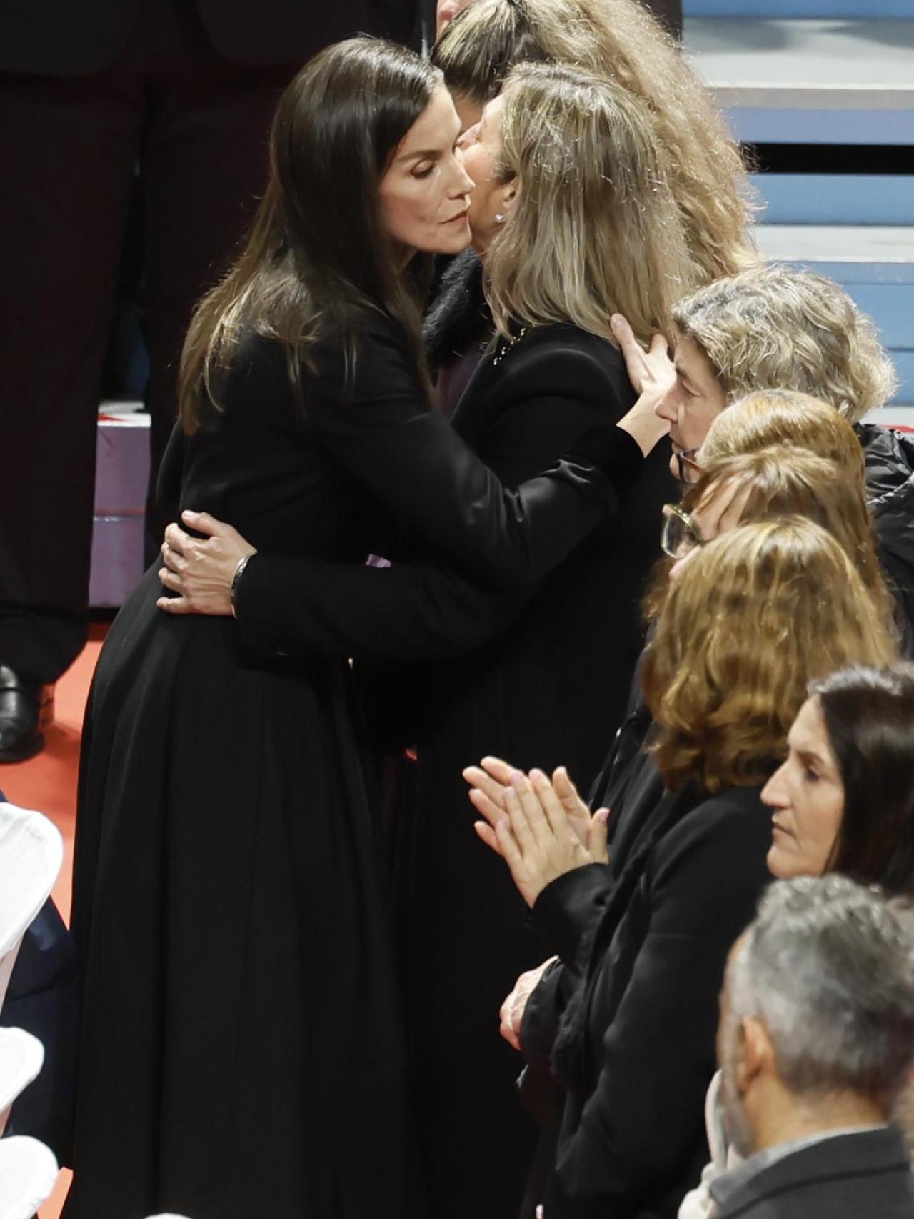 Letizia abraza a uno de los familiares.