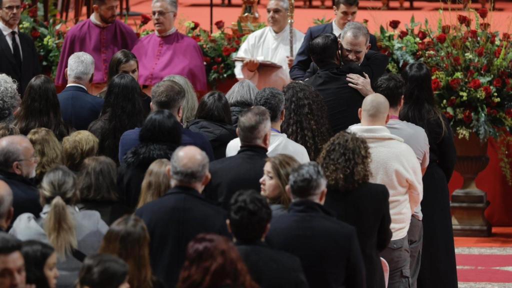 El Rey consuela a los familiares de las víctimas.