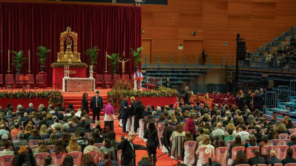 El pabellón, lleno de familiares y onubenses para la misa funeral.