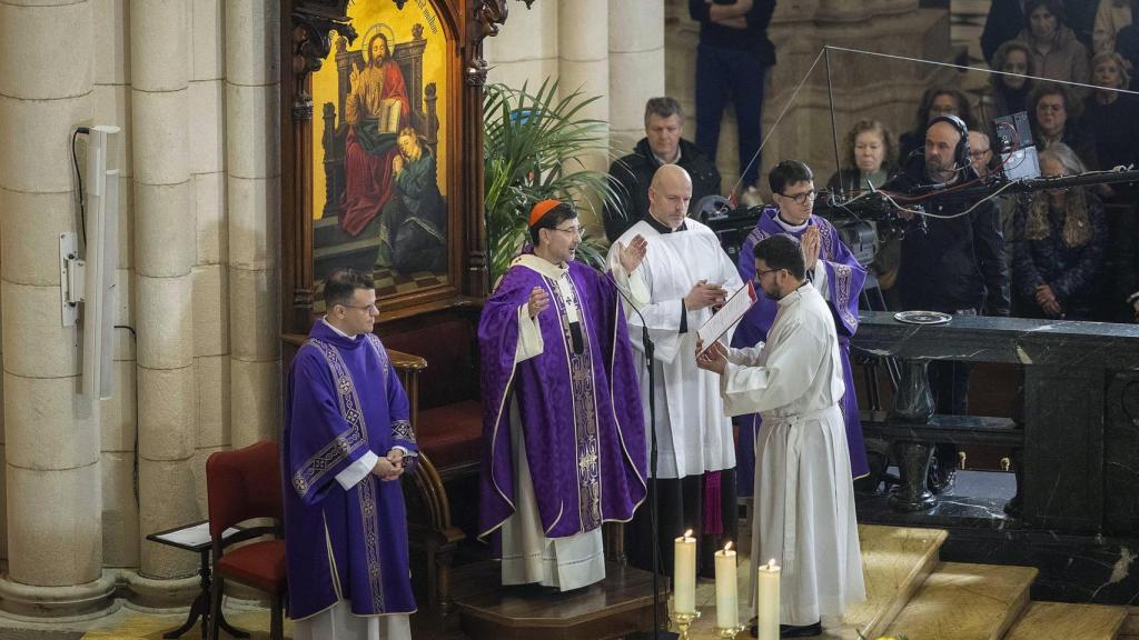 El Arzobispo de Madrid, José Cobo, en la misa funeral celebrada en la Catedral de la Almudena en recuerdo a las víctimas del accidente ferroviario de Adamuz (Córdoba).