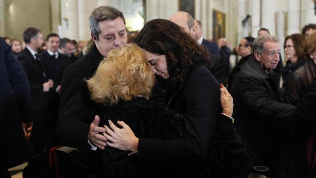 La presidenta Isabel Díaz Ayuso abraza a la madre del alcalde de Carabaña que perdió a su hijo.