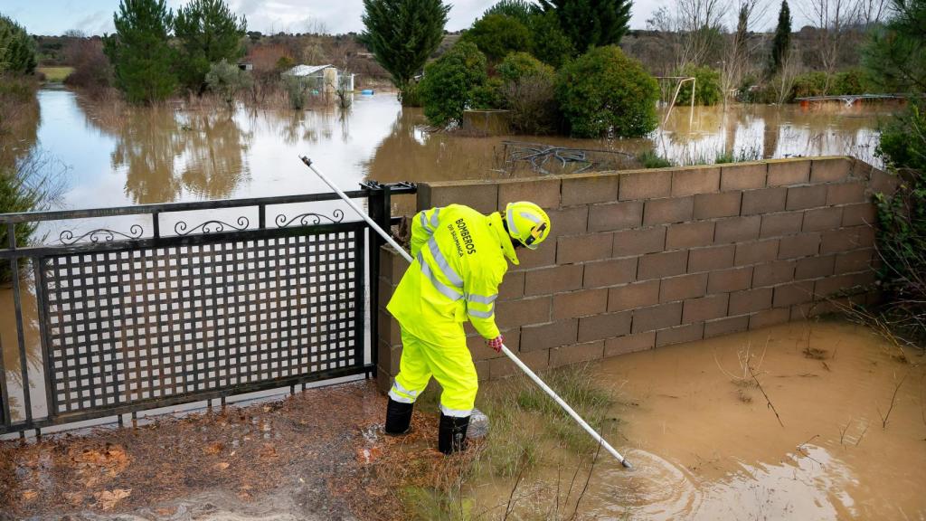 Desbordamiento de agua en la calzada en el municipio salmantino de Ciudad Rodrigo