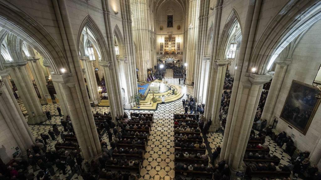 Imagen aérea de la Catedral de la Almudena abarrotada.