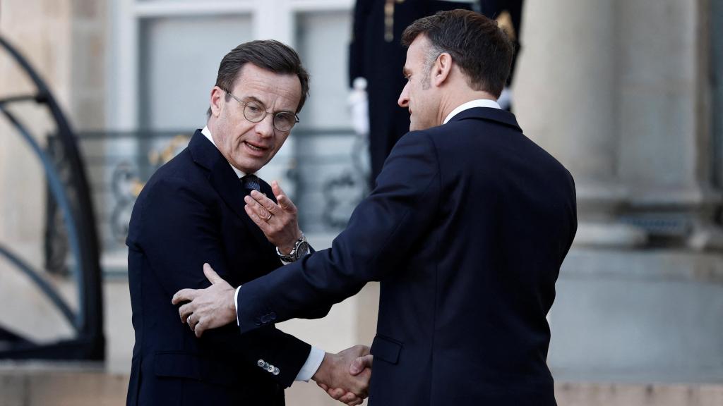 Emmanuel Macron recibe al primer ministro sueco, Ulf Kristersson, a su llegada a una cumbre de la llamada Coalición de los Dispuestos en el Elíseo.