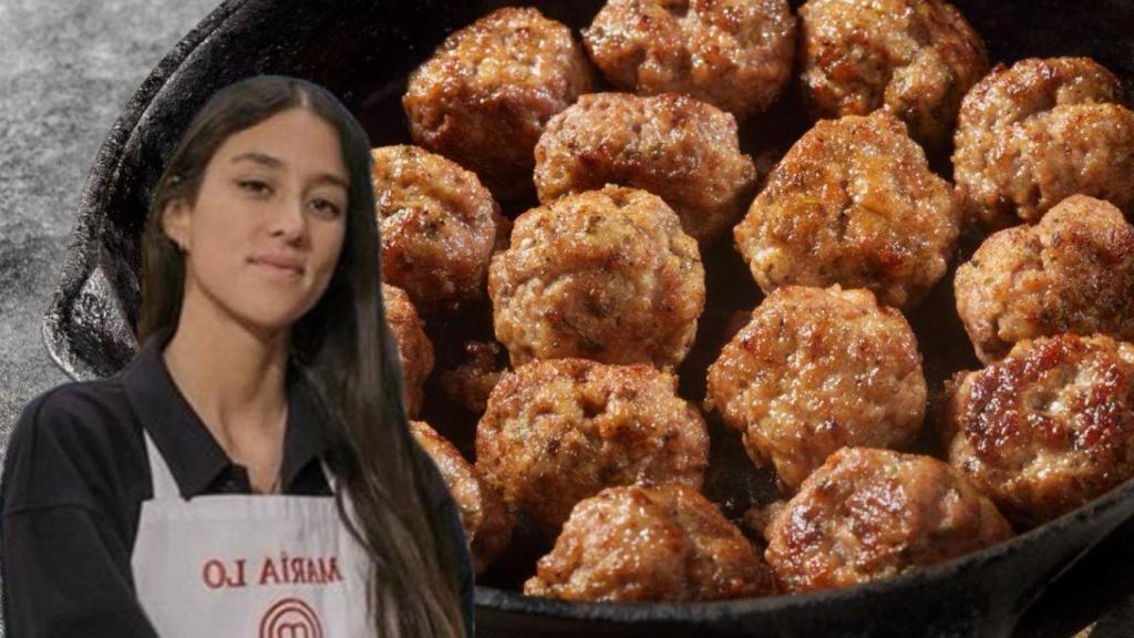 María Lo junto a unas albóndigas.