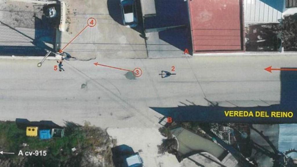 Una vista aérea del lugar de la vereda de Beniel, con la reconstrucción de la dinámica del accidente y la posición en la que quedó Antonio al caer, junto a su bici.