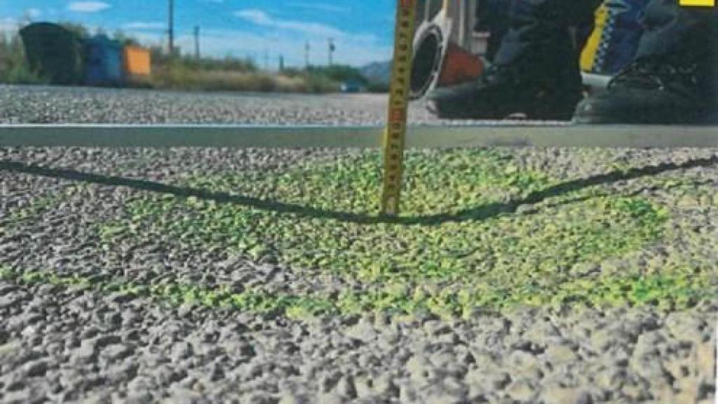 Uno de los hundimientos que presentaba la vereda por la que circulaba Antonio con su bici.