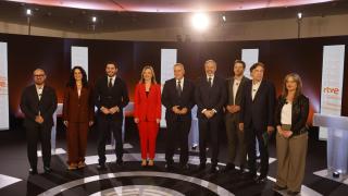 Los ocho candidatos, este jueves en el debate.