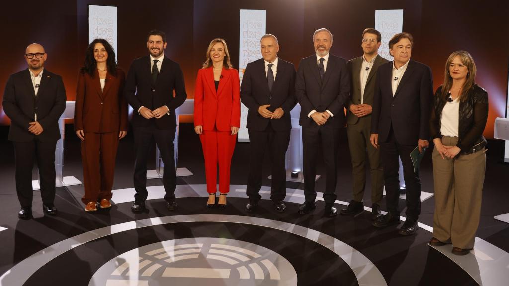 Los ocho candidatos, este jueves en el debate.