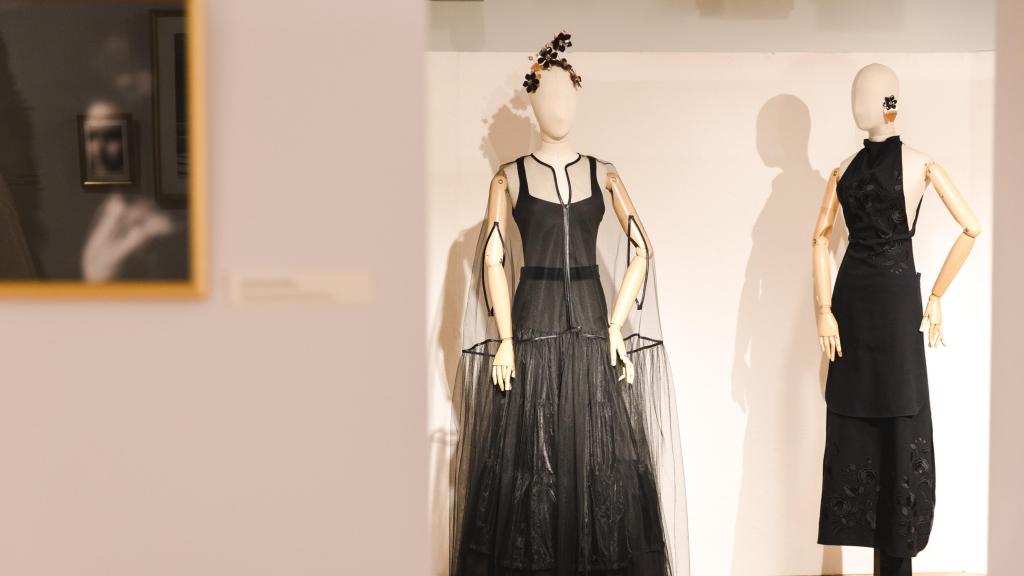 Foto detalle de dos de los modelos de la diseñadora.