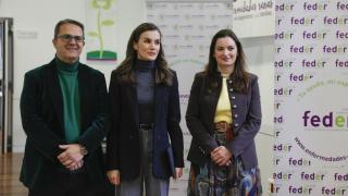 La reina Letizia posa a su llegada a la reunión con FEDER junto a Juan Carrión, presidente de la Federación Española de Enfermedades Raras.
