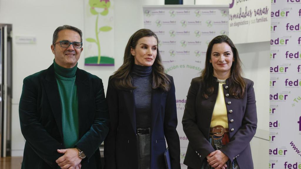 La reina Letizia posa a su llegada a la reunión con FEDER junto a Juan Carrión, presidente de la Federación Española de Enfermedades Raras.