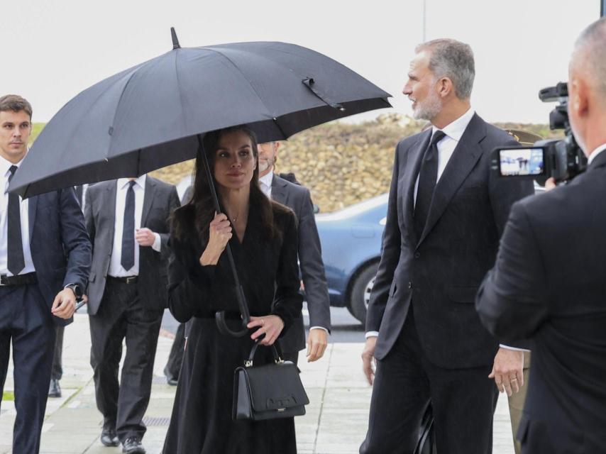 Letizia, con paraguas, y Felipe VI, a su llegada al Palacio de los Deportes Carolina Marín.